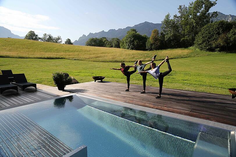 Der Klosterhof ist wie gemacht für den Flow des Lebens. Hier ist die positive Energie zuhause und macht dabei viel Lust auf Yoga. Und was gibt es Schöneres, als ein Wochenende auf der Terrasse mit Blick auf die Bergwelt zu beginnen, eine sanfte Brise Wind in den Haaren zu spüren und den Moment mit einem Sonnengruß zu würdigen? Der Klosterhof bietet perfekte Bedingungen für Ihren Yogaurlaub in Bayern.