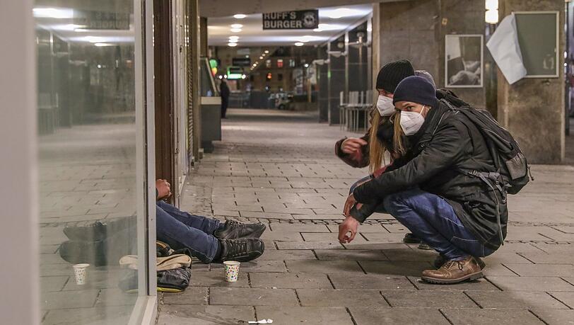 Hilfsangebot vor Ort: Die Sozialarbeiter suchen die Menschen dort auf, wo sie sich aufhalten - wie hier in einer verlassenen Einkaufspassage am Hauptbahnhof.