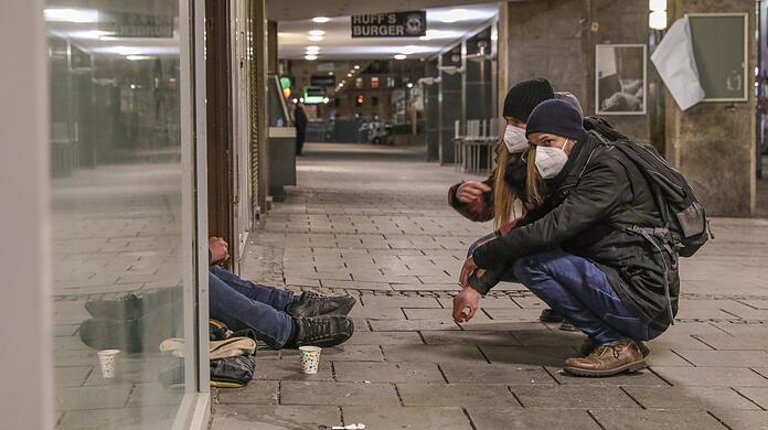 Hilfsangebot vor Ort: Die Sozialarbeiter suchen die Menschen dort auf, wo sie sich aufhalten - wie hier in einer verlassenen Einkaufspassage am Hauptbahnhof.