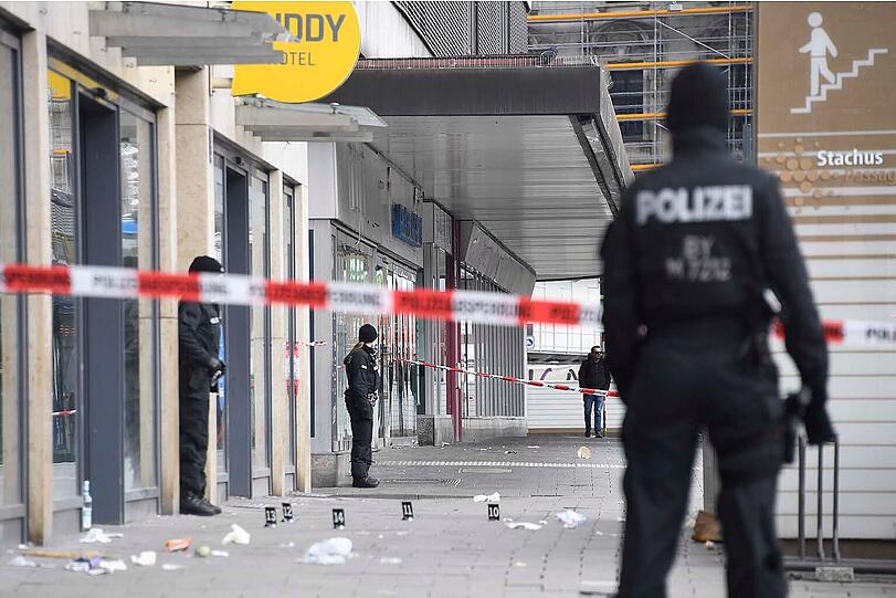Polizisten beim Einsatz am Stachus.