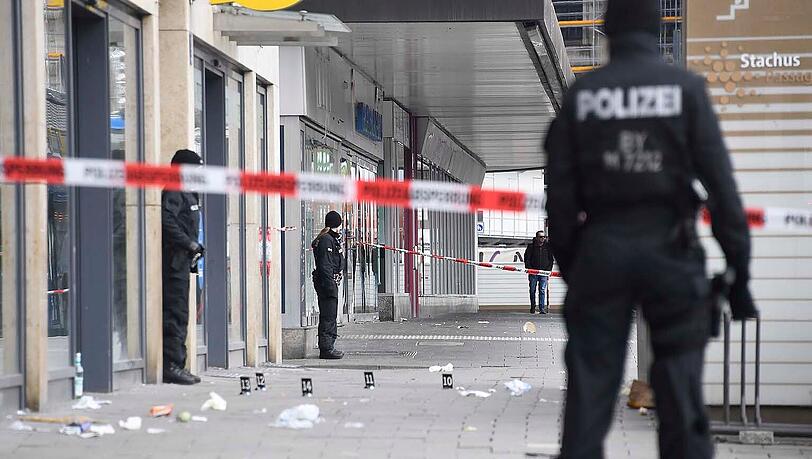 Polizisten beim Einsatz am Stachus.