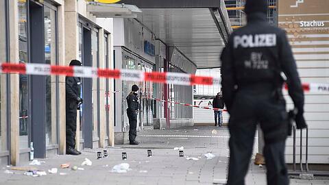 Polizisten beim Einsatz am Stachus.