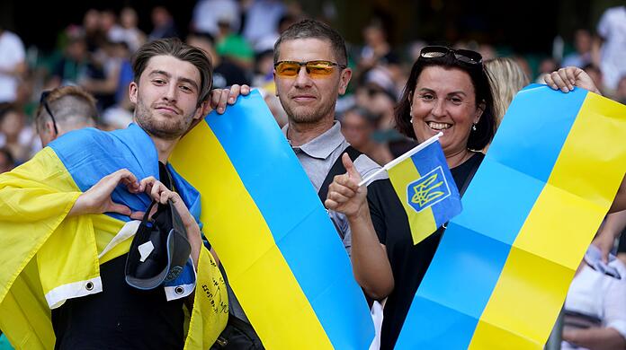 Ukrainische Fans im Bremer Weserstadion.