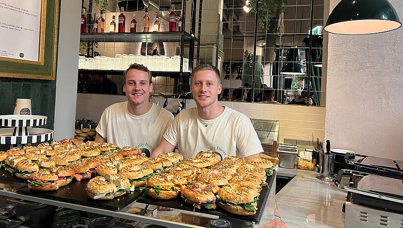 Bagels, Bowls, Kaffee und vor allem: viel Musik. Max Prahmann (l.) und Alex Brenner haben in der Hofstatt an der Sendlinger Straße jetzt das Café Daily Dosis eröffnet.