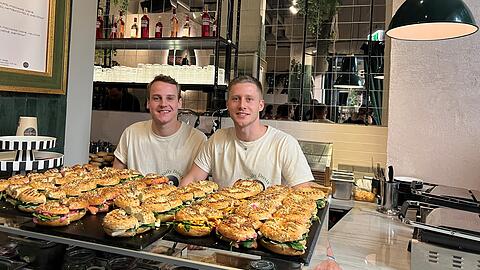 Bagels, Bowls, Kaffee und vor allem: viel Musik. Max Prahmann (l.) und Alex Brenner haben in der Hofstatt an der Sendlinger Straße jetzt das Café Daily Dosis eröffnet.