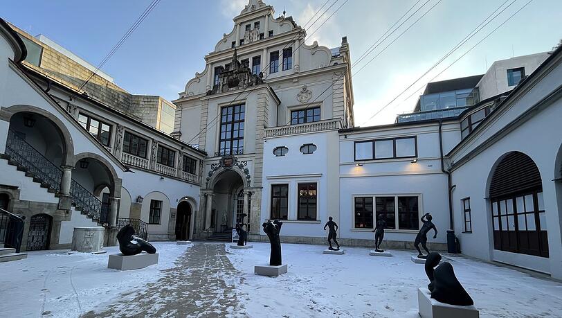 Über einen Hof, der gerade frisch saniert wurde, geht es ins Künstlerhaus. Derzeit sind hier Skulpturen von Kornelia Hammans zu sehen. Der Standort des Hauses hat symbolische Bedeutung: Hier hatte Lorenz Gedon das erste Vereinslokal der Künstlergesellschaft Allotria gegründet. Aus ihrer Mitte entstand die Idee für das Künstlerhaus.