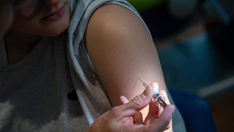 Die Ständige Impfkommission empfiehlt deshalb eine Impfung für alle Mädchen und Jungen zwischen 9 und 14 Jahren. (Symbolbild) Die Ständige Impfkommission empfiehlt deshalb eine Impfung für alle Mädchen und Jungen zwischen 9 und 14 Jahren. (Symbolbild)