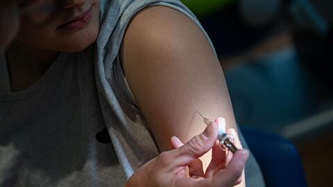 Die St&auml;ndige Impfkommission empfiehlt deshalb eine Impfung f&uuml;r alle M&auml;dchen und Jungen zwischen 9 und 14 Jahren. (Symbolbild)