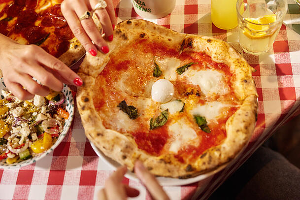 Im Fokus steht ganz klar die Pizza. Neben der klassischen Margherita stehen auch etwas ausgefallenere Kreationen auf der Karte.
