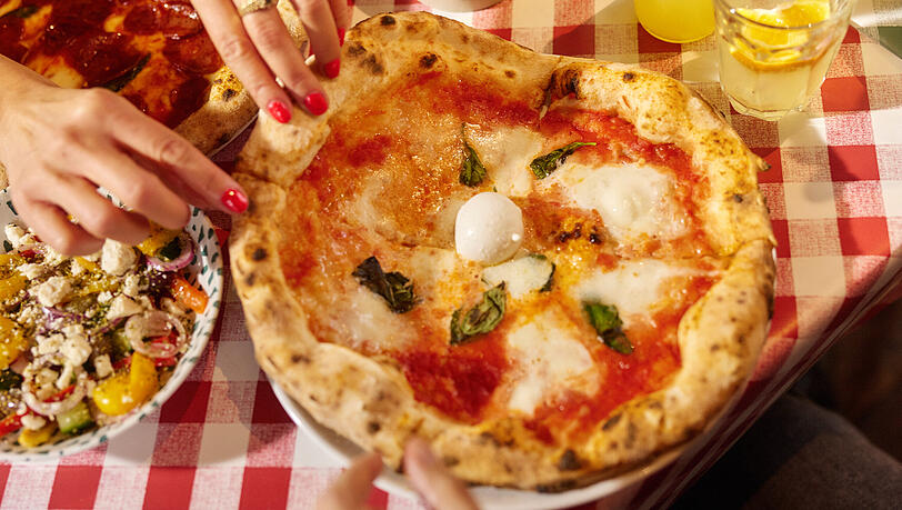 Im Fokus steht ganz klar die Pizza. Neben der klassischen Margherita stehen auch etwas ausgefallenere Kreationen auf der Karte.