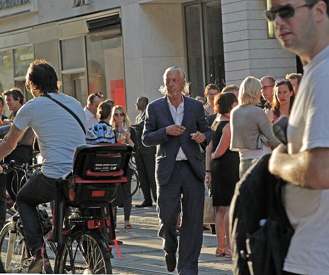 Charles Schumann feiert seine &bdquo;Tagesbar&ldquo; &ndash; natürlich auch mitten auf der Straße. Die besten Bilder der Jubiläums-Fete.
