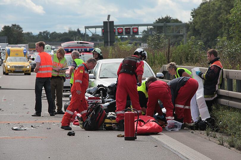 Tragische Aufnahmen vom Unfallgeschehen auf der A99 Richtung Nürnberg Höhe Hohenbrunn.