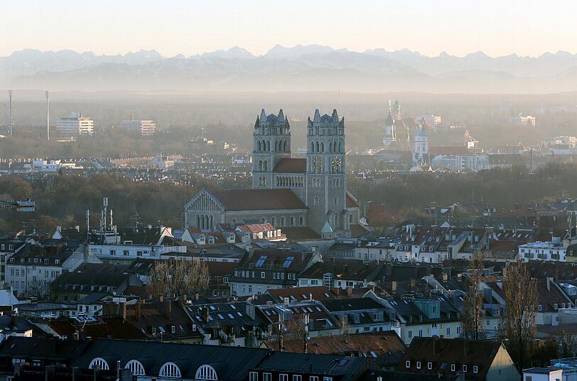 Der Blick geht übers Glockenbachviertel mit St. Maximilian bis zu den Alpen: Weil in München der Platz knapp wird, sollen laut IHK die Umland-Gemeinden wachsen.