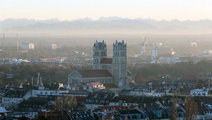Der Blick geht übers Glockenbachviertel mit St. Maximilian bis zu den Alpen: Weil in München der Platz knapp wird, sollen laut IHK die Umland-Gemeinden wachsen. Der Blick geht übers Glockenbachviertel mit St. Maximilian bis zu den Alpen: Weil in München der Platz knapp wird, sollen laut IHK die Umland-Gemeinden wachsen.