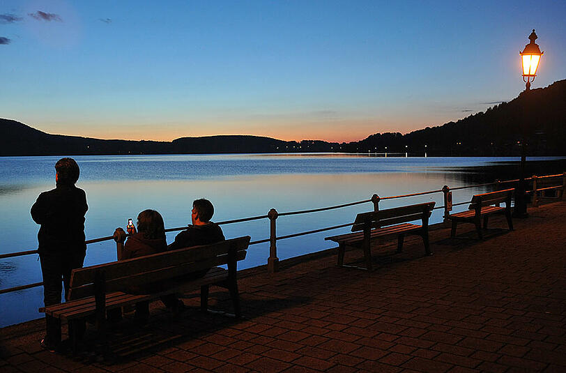 Tegernsee am Abend: Der Seesteg sorgt wieder für Unruhe im Idyll.