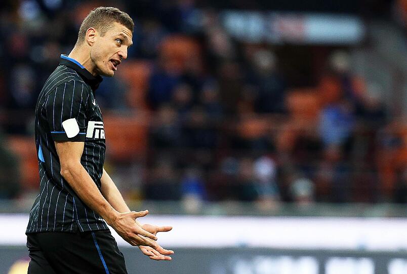 Nemanja Vidic: Der robuste Innenverteidiger kam bei Inter Mailand nicht mehr zum Einsatz, löste deshalb seinen Vertrag im Winter auf. Der 34-Jährige ist daher ablösefrei. Bei Manchester United organisierte der Serbe acht Jahre lang die Verteidigung mit Rio Ferdinand. Wäre ein Spieler mit Führungsqualitäten, der außerdem noch in der Champions League für den FC Bayern auflaufen dürfte. Der Vorteil: Vidic würde sich wohl mit einem Vertrag bis Saisonende zufrieden geben und könnte dann wieder von Boateng abgelöst werden.