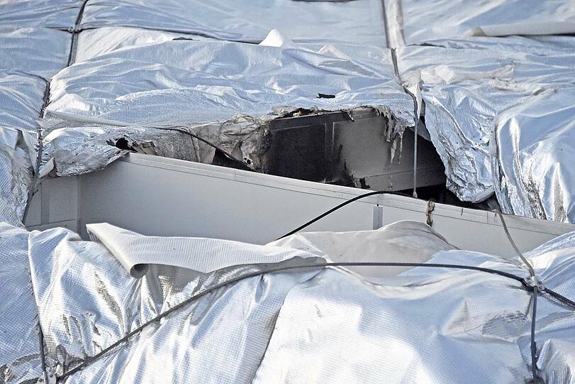 Nach dem Brand in einem Wohnabteil kollabierte die Traglufthalle.