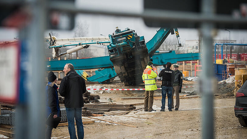Am Donnerstagvormittag stürzte auf einer Baustelle in Freising eine Betonpumpe auf zwei Arbeiter - sie starben noch vor Ort.