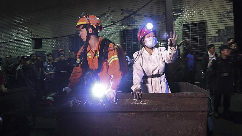 Rettungskräfte vor dem Einstieg in die Jilinqiao-Grube in Huangfengqiao. 18 Kumpel kamen hier ums Leben.