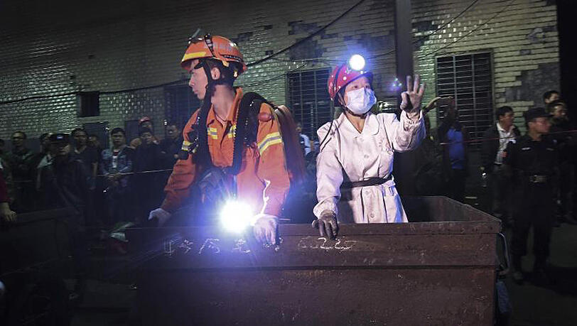 Rettungskräfte vor dem Einstieg in die Jilinqiao-Grube in Huangfengqiao. 18 Kumpel kamen hier ums Leben. Rettungskräfte vor dem Einstieg in die Jilinqiao-Grube in Huangfengqiao. 18 Kumpel kamen hier ums Leben.