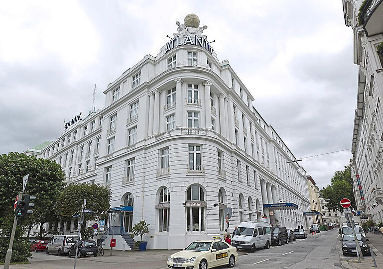 Kanzlerin und CDU-Chefin Angela Merkel wird während des G20-Gipfels im Edel-Hotel "Atlantic Kempinski" wohnen und dort vermutlich eine der Suiten (Bild rechts) beziehen.   Fotos: dpa, Wikipedia (3)