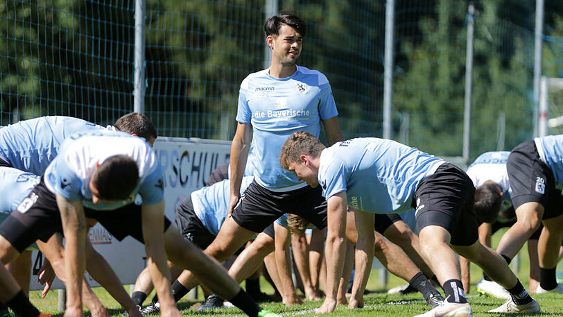 Aaaron Berzel (Mitte) musste das Training am Donnerstag abbrechen.