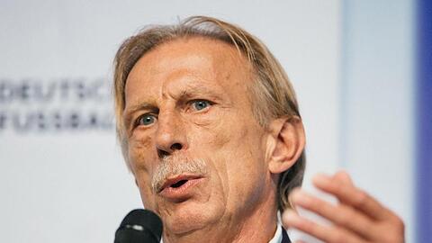 Fußballtrainer Christoph Daum wird interviewt. Foto: Oliver Killig/dpa-Zentralbild/dpa