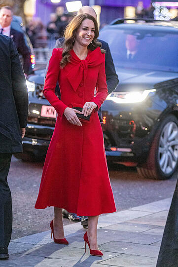 Kate trug farblich passende Wildleder-High-Heels.