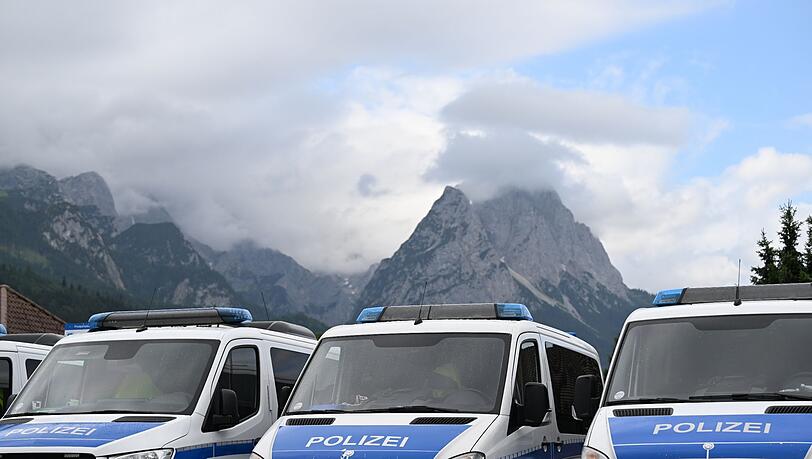 Mannschaftswagen der Polizei parken in Garmisch-Partenkirchen.