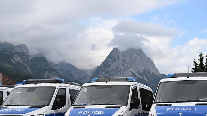 Mannschaftswagen der Polizei parken in Garmisch-Partenkirchen.