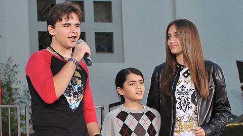 Michael Jacksons Kinder Prince Jackson, Bigi (ehemals Blanket) und Paris (v.l.n.r.) bei einem öffentlichen Auftritt im Jahr 2012.