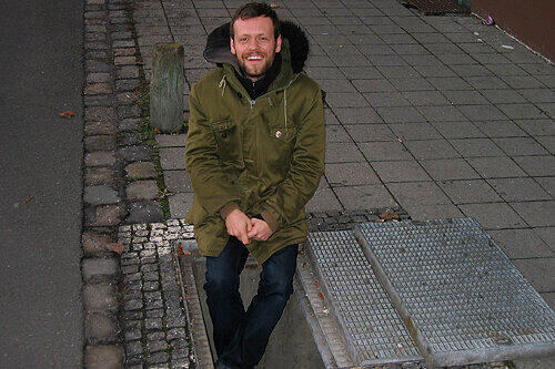 Guten Morgen! Robocop-Drummer Hansi im Loch.