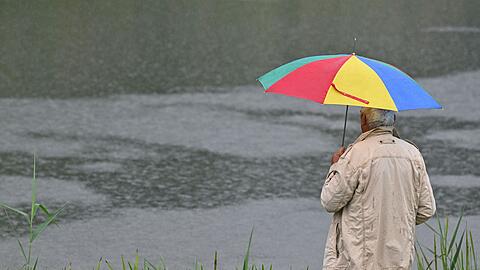 Der DWD-Meteorologe rät: Wetterfeste Kleidung und einen Regenschirm einpacken. (Archivbild)