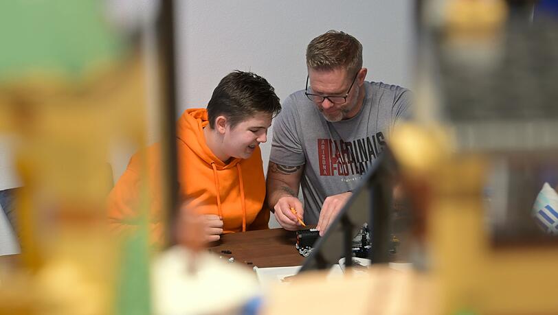 Erwachsene vergessen beim Lego-Bauen die Zeit. Erwachsene vergessen beim Lego-Bauen die Zeit.