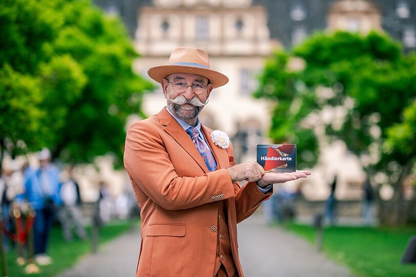 Wenn Horst Lichter die Händlerkarte zückt, geht er in der Regel davon aus, dass mit der vorgestellten Rarität zumindest ein bisschen Geld zu machen ist. Manchmal kommt es im Händlerraum auch zu Überraschungen, positiv wie negativ. Wenn Horst Lichter die Händlerkarte zückt, geht er in der Regel davon aus, dass mit der vorgestellten Rarität zumindest ein bisschen Geld zu machen ist. Manchmal kommt es im Händlerraum auch zu Überraschungen, positiv wie negativ.