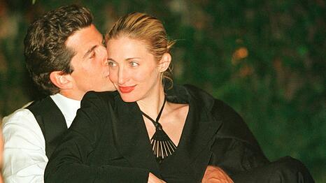 John F. Kennedy Jr. und seine Ehefrau Carolyn Bessette st&uuml;rzten gemeinsam in den Tod.