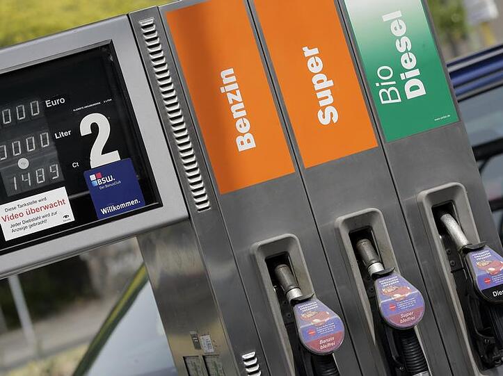 Zapfpistolen hängen an einer Tanksäule