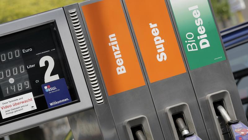 Zapfpistolen hängen an einer Tanksäule Zapfpistolen hängen an einer Tanksäule