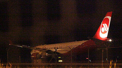 Der Airbus der Fluggesellschaft LTU / Air Berlin nach der Landung am Münchner Flughafen. Die Maschine wurde von Spezialisten mit Spürhunden nach Sprengstoff untersuch