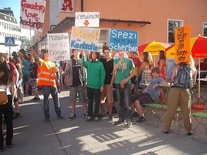 &bdquo;Spezi macht auch Scherben&ldquo;: Mit Transparenten protestieren Jugendliche in der Miesbacher Innenstadt gegen das geplante Verbot von Bierkonsum im Freien.