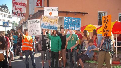 &bdquo;Spezi macht auch Scherben&ldquo;: Mit Transparenten protestieren Jugendliche in der Miesbacher Innenstadt gegen das geplante Verbot von Bierkonsum im Freien.