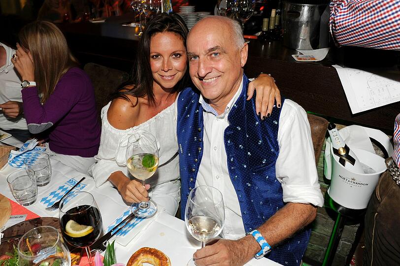 Claudia Kluthe und Dr. Axel Munz. So ausgelassen und feucht-fröhlich ging es bei der Dirndl Couture Modenschau von Ophelia Blaimer im Hugo's zu: Die Stars feiern, die schönen Mädels präsentieren die neuste Edel-Dirndl-Kollektion.