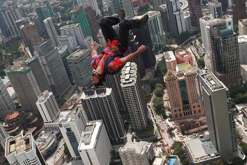 Bilder vom Base-Jumping-Treffen in Kuala Lumpur. Da wird's einem beim Hinschauen schlecht.