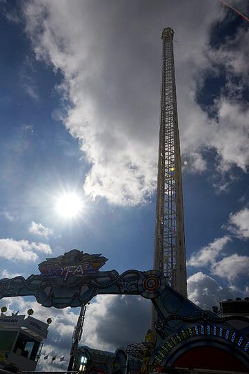 Für Nervenkitzel und reichlich Adrenalin im Körper wird "Sky Fall" sorgen! Er ist der höchste transportable Free Fall Tower der Welt!