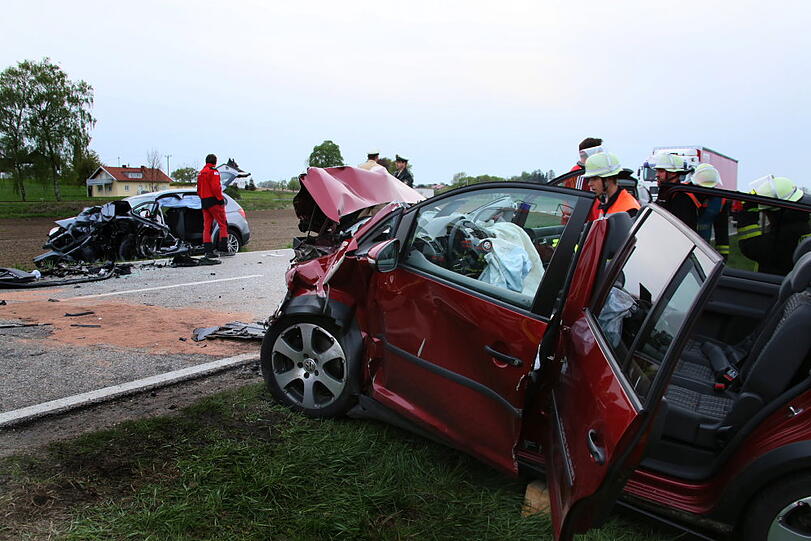 Eine 18-jährige Fahranfängerin kam mit ihrem Auto auf die Gegenfahrbahn und prallte frontal mit einem entgegenkommenden BMW zusammen.