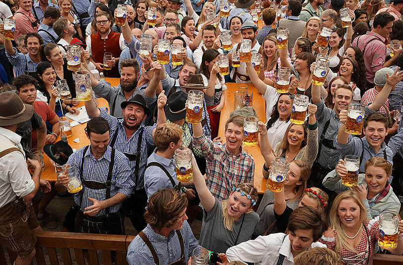 Und irgendwann gab es dann kein Halten mehr: ausgelassene Stimmung im Hofbräuzelt.