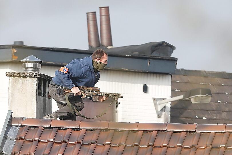 In Brüssel kam es zu einer Schießerei zwischen Polizisten und Terrorismusverdächtigen.