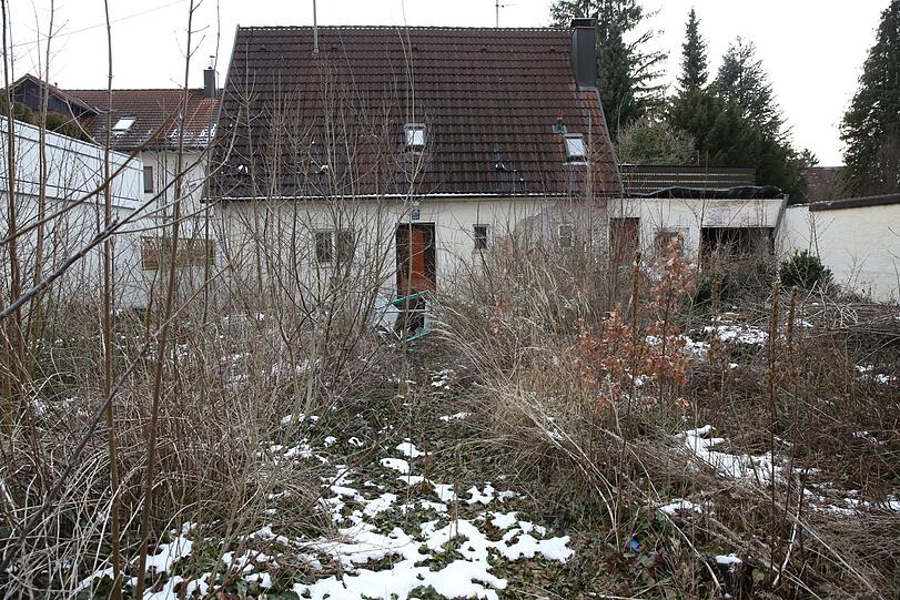 Schon länger unbewohnt: Leerstand abseits der Straße.