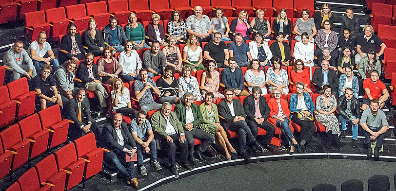 Das Team des Landestheaters im Zuschauerraum des Theaterzelts: Neben alten Bekannten finden sich auch einige neue Gesichter darunter.