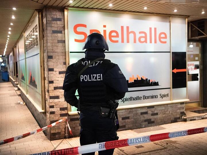 Ein Polizist sichert einen Bereich in der Nähe des Tatorts am Heumarkt.